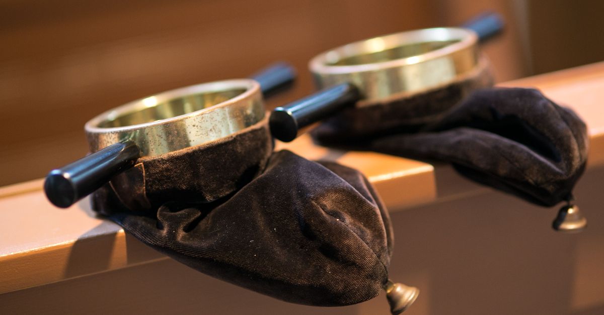 Zwei Kollektenbeutel liegen auf einer Kirchenbank.