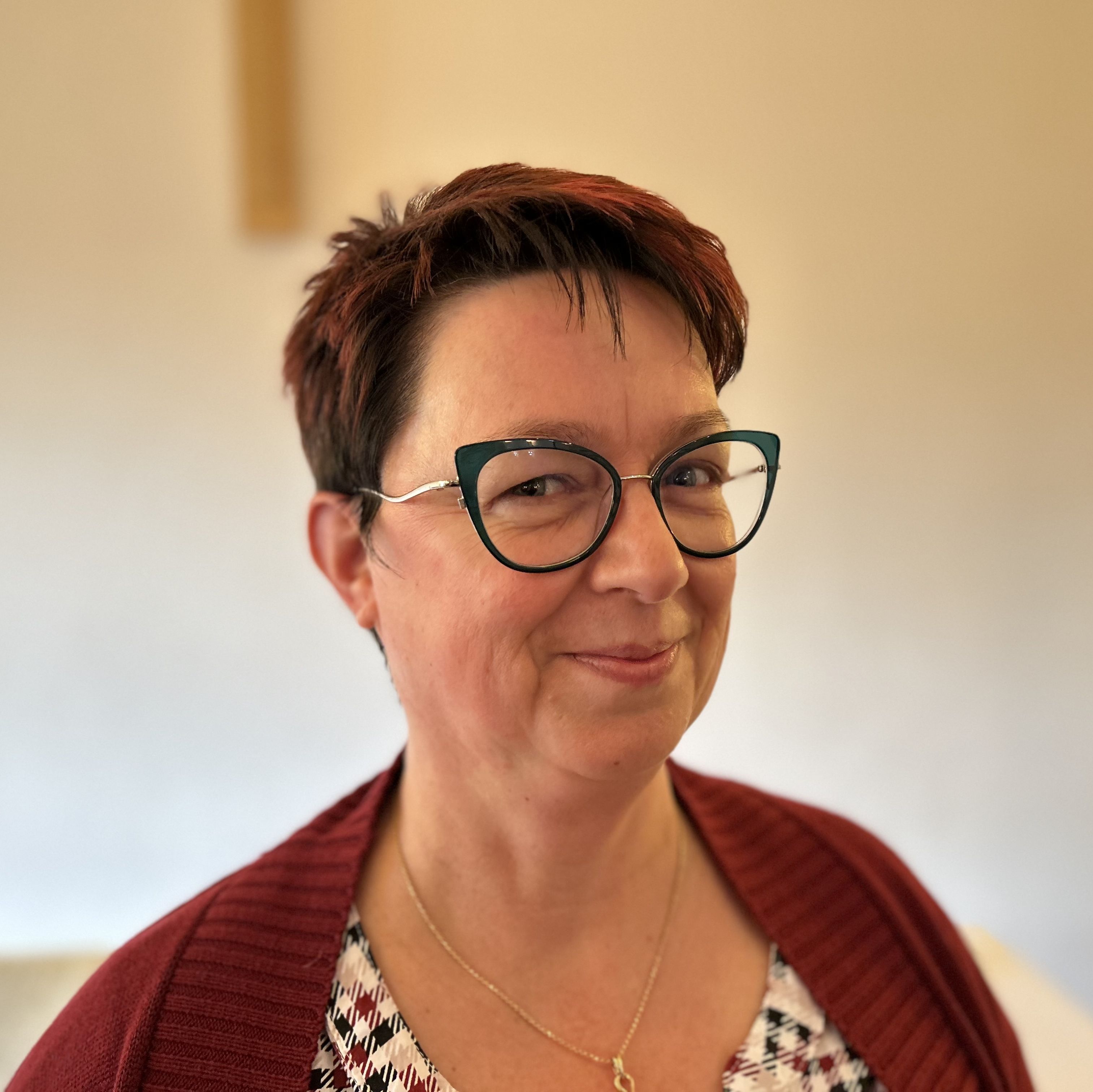 Portrait von Christiane Nasser Oesterreich, lächelt in die Kamera.