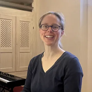 Portrait von Sonia Singel-Roemer, spielt Orgel in der Adolf-Clarenbach-Kirche.
