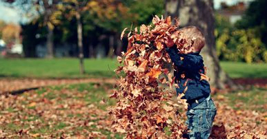Kind im Herbstlaub
