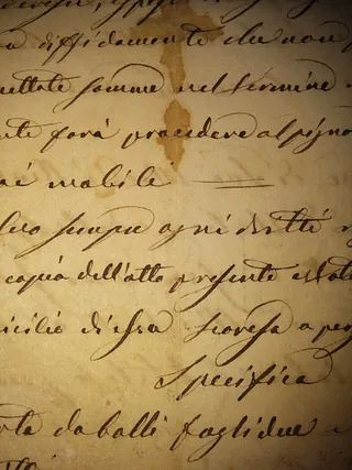 Auf Pergament und in verschnörkelter Kanzleischrift ist eine alte Urkunde in italienischer Sprache geschrieben.
